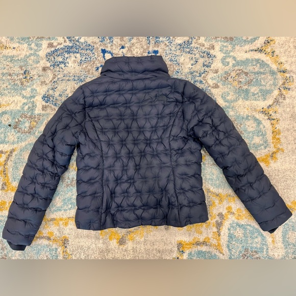The North Face woman's Holladown Sustainable 550 Down Puffer NAVY SIZE LARGE. - Picture 3 of 10